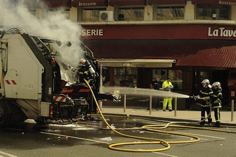 Un camion-poubelle prend feu à la Tour Leroy