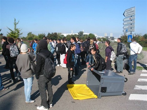 Les lycées avaient apporté poubelles et barrière pour bloquer les accès au périphérique.